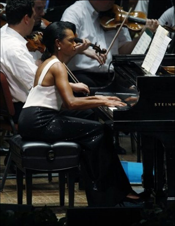السياسية كوندوليزا رايس تعزف لموزار في حفل خيري!  صورة رقم 10