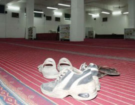 تصلي في مساجد رام الله؟! احذر من سرقة حذائك! صورة رقم 1