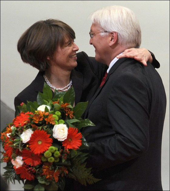زوجة زعيم المعارضة الالماني تحتاج إلى كلية.. والمتبرع زوجها  صورة رقم 6