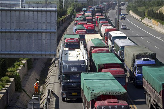 الصين: إختناق مروري يمتد الى 100 كيلومتر!   صورة رقم 1