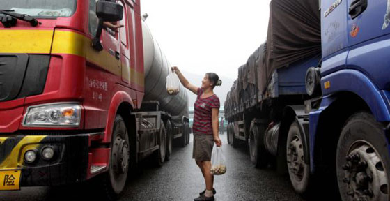 الصين: إختناق مروري يمتد الى 100 كيلومتر!   صورة رقم 4