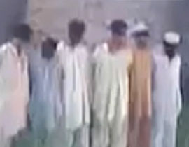 بالفيديو: جنود باكستانيون يعدمون مدنيين بالرصاص!  صورة رقم 1