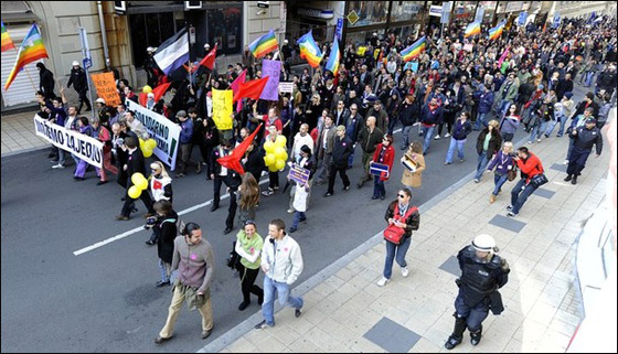 إصابة 50 شخصاً في أول مهرجان زواج للمثليين في صربيا!   صورة رقم 8