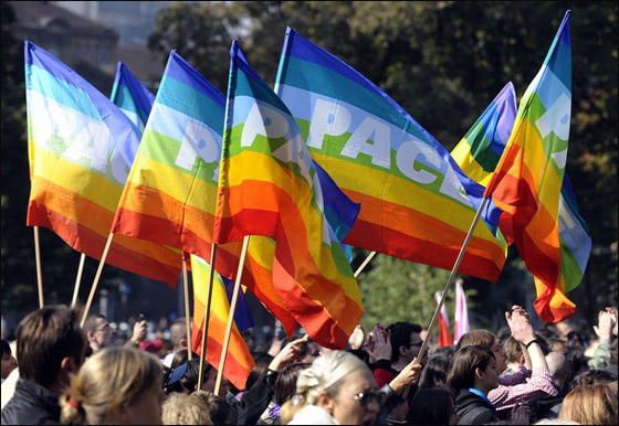 إصابة 50 شخصاً في أول مهرجان زواج للمثليين في صربيا!   صورة رقم 7