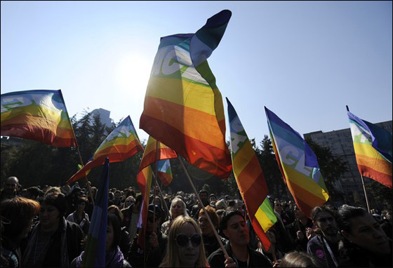 إصابة 50 شخصاً في أول مهرجان زواج للمثليين في صربيا!   صورة رقم 17