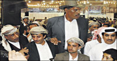 العملاق شبير يسرق الأضواء من عريس يمني خلال زفافه!  صورة رقم 1