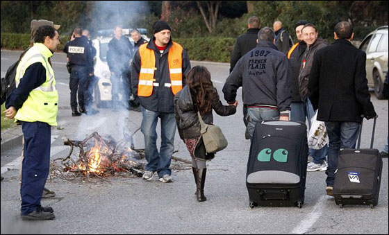 فرنسا: اعادة فتح طريق المطار بعد اغلاقه بسبب قانون التقاعد  صورة رقم 14