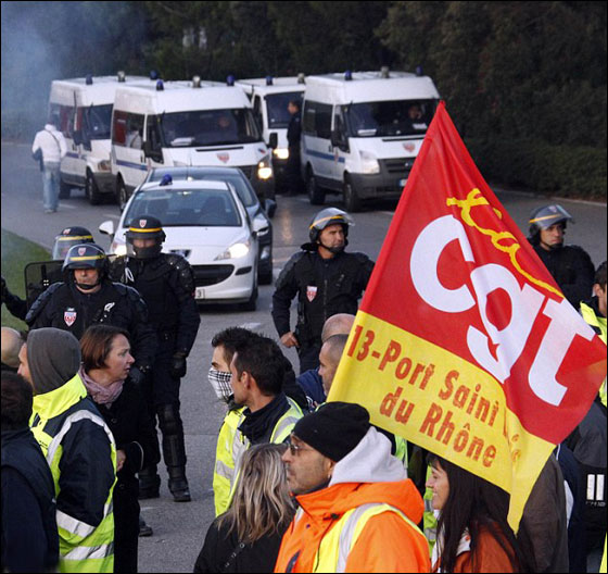 فرنسا: اعادة فتح طريق المطار بعد اغلاقه بسبب قانون التقاعد  صورة رقم 3