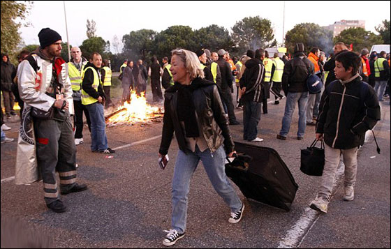 فرنسا: اعادة فتح طريق المطار بعد اغلاقه بسبب قانون التقاعد  صورة رقم 4