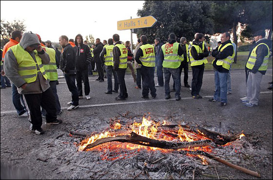 فرنسا: اعادة فتح طريق المطار بعد اغلاقه بسبب قانون التقاعد  صورة رقم 9