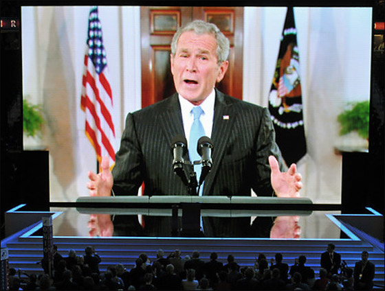 جورج بوش يجمع فضلات كلبه بنفسه بعد مغادرته البيت الأبيض! صورة رقم 3