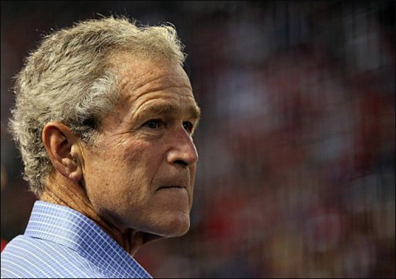 جورج بوش يجمع فضلات كلبه بنفسه بعد مغادرته البيت الأبيض! صورة رقم 5