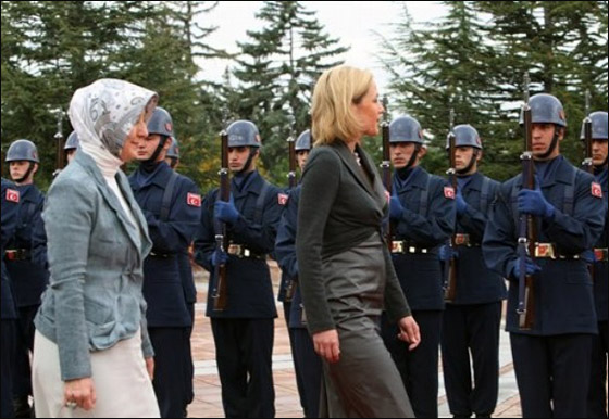 تفاديا للاحراج.. الرئيس التركي يفصل بين الجيش والزوجة!  صورة رقم 6