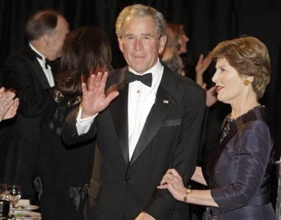 لورا بوش لزوجها الرئيس: إما أنا أو شرب الكحول!!  صورة رقم 2
