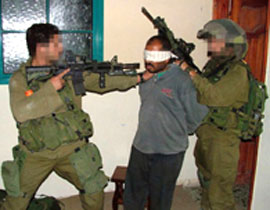 السجن لجندي إسرائيلي صوب سلاحه باتجاه فلسطيني مكبّل!  صورة رقم 1
