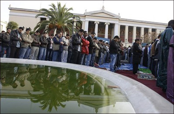 اثينا: رشق مسلمين بالبيض خلال ادائهم صلاة العيد!   صورة رقم 2