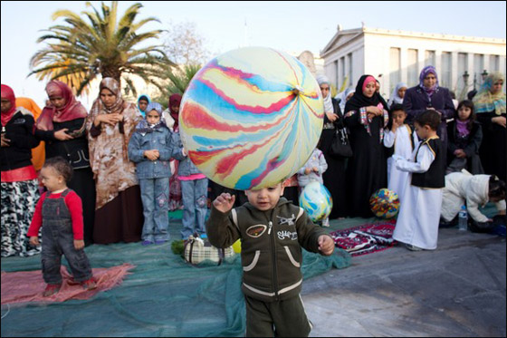 اثينا: رشق مسلمين بالبيض خلال ادائهم صلاة العيد!   صورة رقم 5