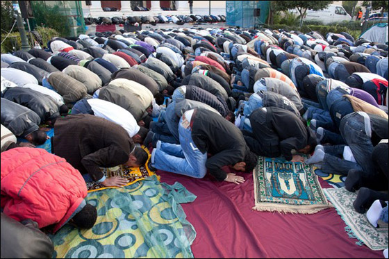اثينا: رشق مسلمين بالبيض خلال ادائهم صلاة العيد!   صورة رقم 6