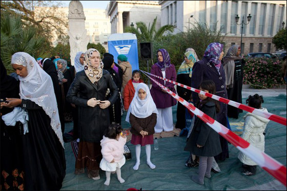 اثينا: رشق مسلمين بالبيض خلال ادائهم صلاة العيد!   صورة رقم 8