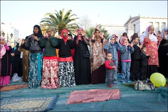 اثينا: رشق مسلمين بالبيض خلال ادائهم صلاة العيد!   صورة رقم 7