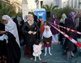 اثينا: رشق مسلمين بالبيض خلال ادائهم صلاة العيد!   صورة رقم 1