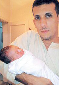 رجل أمن يولّد امرأة بأحد أنفاق مكة بمساعدة زوجته عبر الجوال! صورة رقم 2