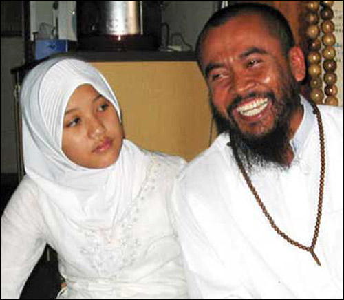 بعد الانتقادات التي طالته.. سجن رجل دين لزواجه من طفلة!    صورة رقم 3