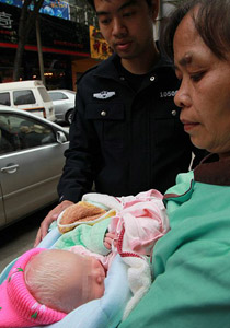والدة صينية تترك مولودتها في الشارع لأنها ولدت شقراء!!  صورة رقم 1