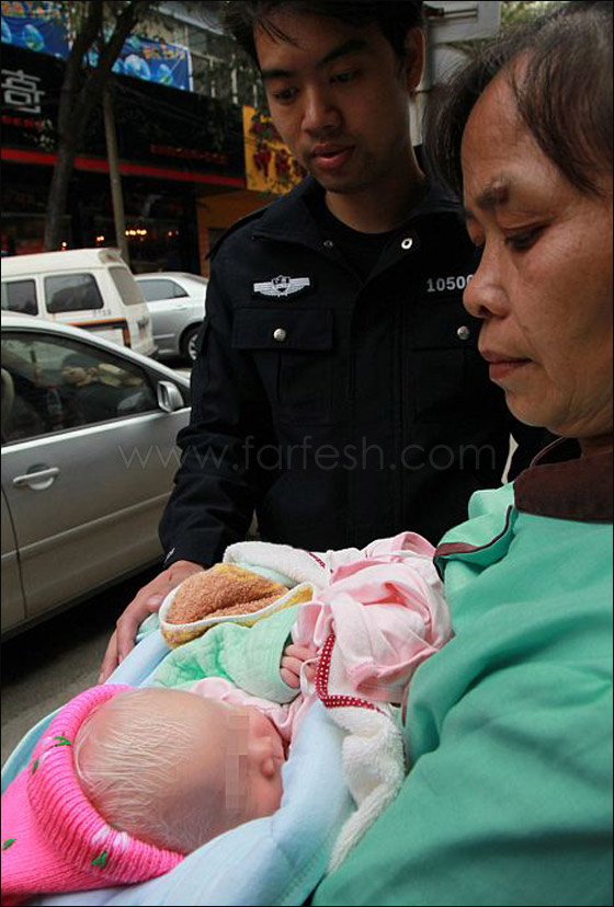 والدة صينية تترك مولودتها في الشارع لأنها ولدت شقراء!!  صورة رقم 3