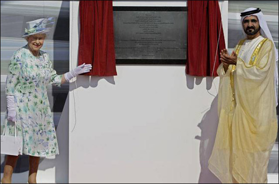 خلال زيارتها للامارات.. الملكة اليزابيث تزور جامع شيخ زايد  صورة رقم 19