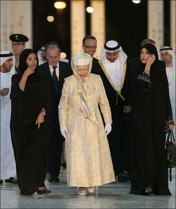 خلال زيارتها للامارات.. الملكة اليزابيث تزور جامع شيخ زايد  صورة رقم 13