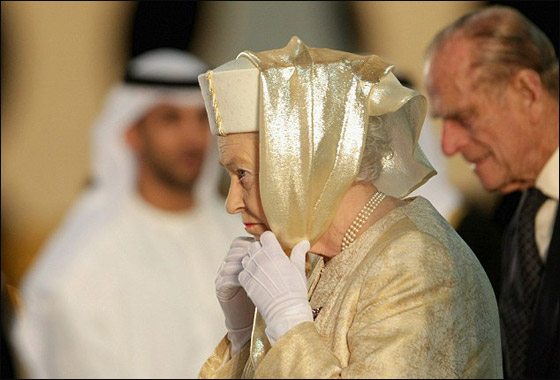 خلال زيارتها للامارات.. الملكة اليزابيث تزور جامع شيخ زايد  صورة رقم 20