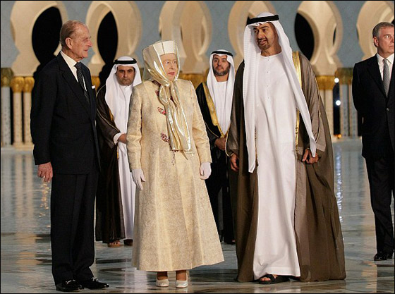 خلال زيارتها للامارات.. الملكة اليزابيث تزور جامع شيخ زايد  صورة رقم 10