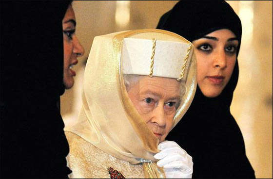 خلال زيارتها للامارات.. الملكة اليزابيث تزور جامع شيخ زايد  صورة رقم 1