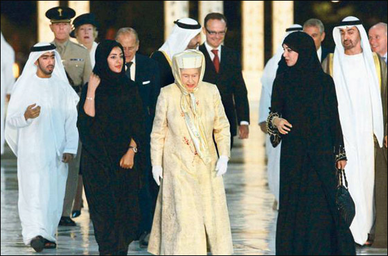 خلال زيارتها للامارات.. الملكة اليزابيث تزور جامع شيخ زايد  صورة رقم 4
