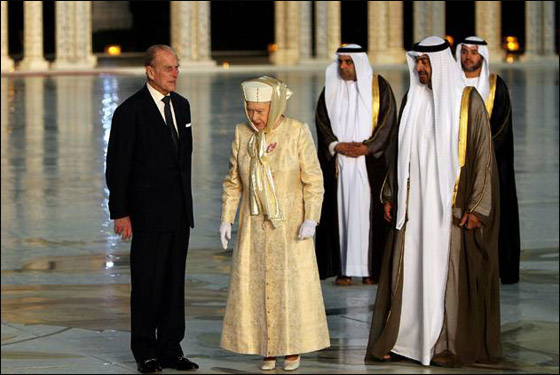 خلال زيارتها للامارات.. الملكة اليزابيث تزور جامع شيخ زايد  صورة رقم 3