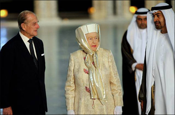 خلال زيارتها للامارات.. الملكة اليزابيث تزور جامع شيخ زايد  صورة رقم 11