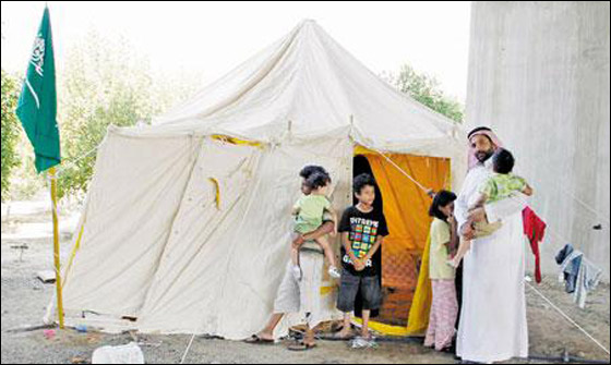 حماية له من جشع ملاك المباني السكنية.. سعودي يعيش في خيمة!! صورة رقم 2