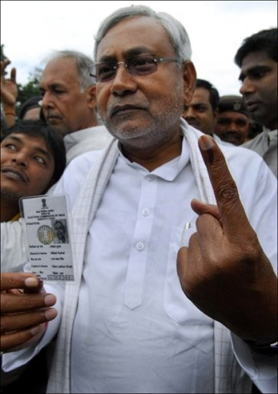قطع اصبعه وأهداه لاله هندوسي احتفالا بفوز كومار بالانتخابات  صورة رقم 3