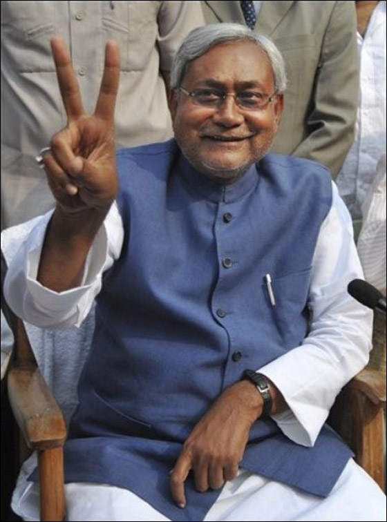 قطع اصبعه وأهداه لاله هندوسي احتفالا بفوز كومار بالانتخابات  صورة رقم 2