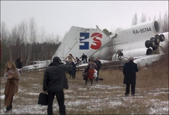 هبوط اضطراري لطائرة روسية يسفر عن قتيلان و 80 مصاب!  صورة رقم 4