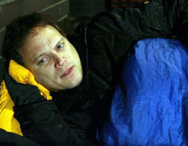 وزير المشردين البريطاني مشرد.. وينام في سرير مخصص للتخييم! صورة رقم 1
