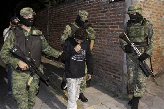 مراهق يعمل قاتل  لدى اكبر عصابات المخدرات في المكسيك!   صورة رقم 6