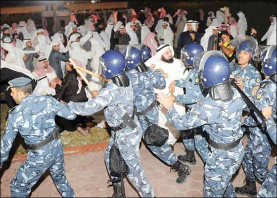 الشرطة الكويتية تضرب بلا رحمة مشاركين في ندوة!   صورة رقم 7