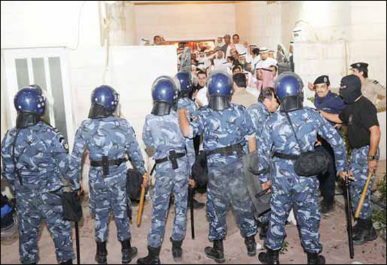 الشرطة الكويتية تضرب بلا رحمة مشاركين في ندوة!   صورة رقم 10