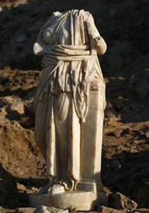 العواصف الشتوية كشفت عن تمثال روماني بشاطئ إسرائيلي!   صورة رقم 1