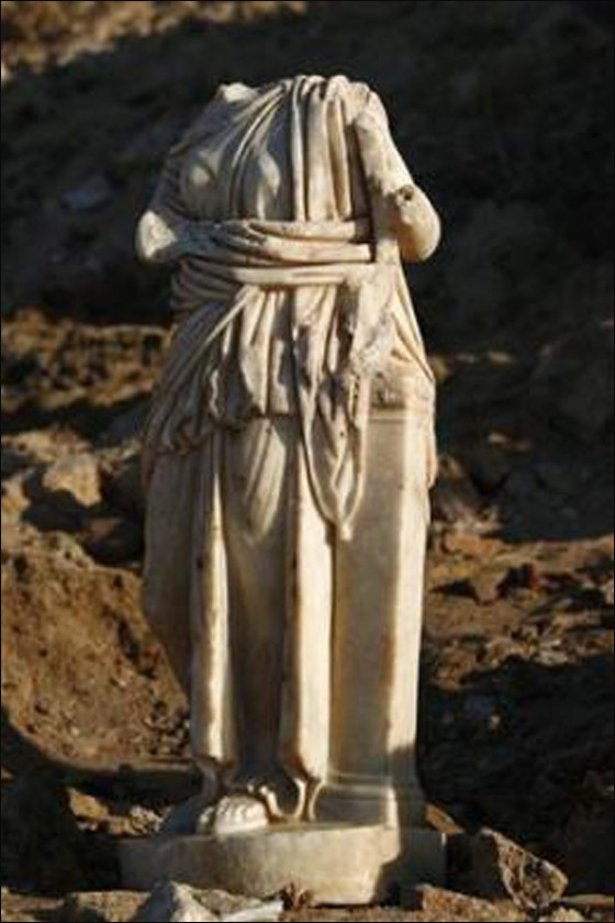 العواصف الشتوية كشفت عن تمثال روماني بشاطئ إسرائيلي!   صورة رقم 5