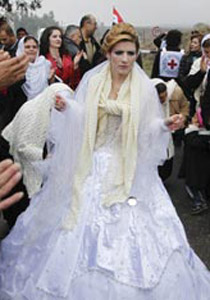 محطمة القيود.. عروس سورية تعبر الى الجولان للزفاف  صورة رقم 1