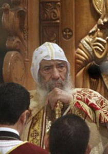 البابا شنودة ينهي قداس عيد الميلاد بالإشادة بالرئيس مبارك والامن  صورة رقم 1
