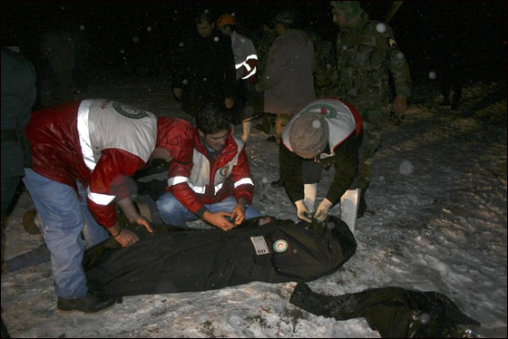 71 قتيلا و35 جريحا حصيلة تحطم الطائرة الايرانية   صورة رقم 3